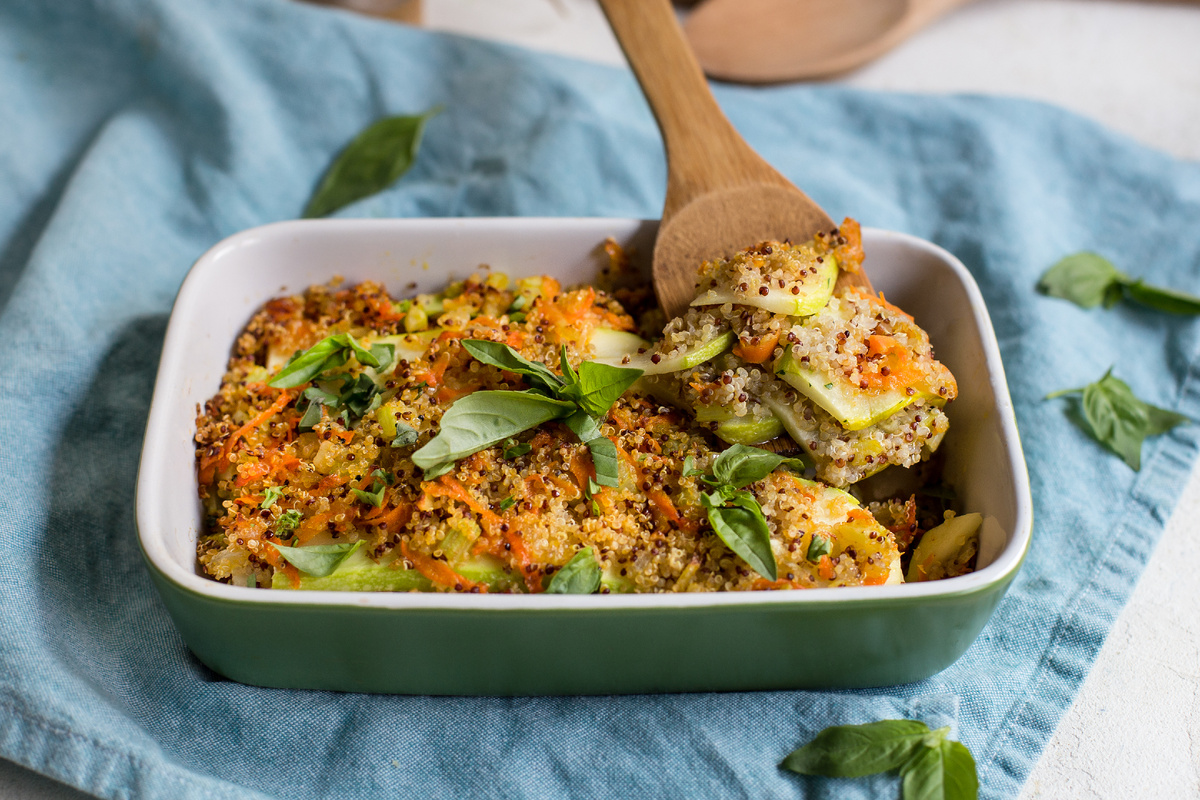Гратен из кабачков с киноа, сельдереем и морковью