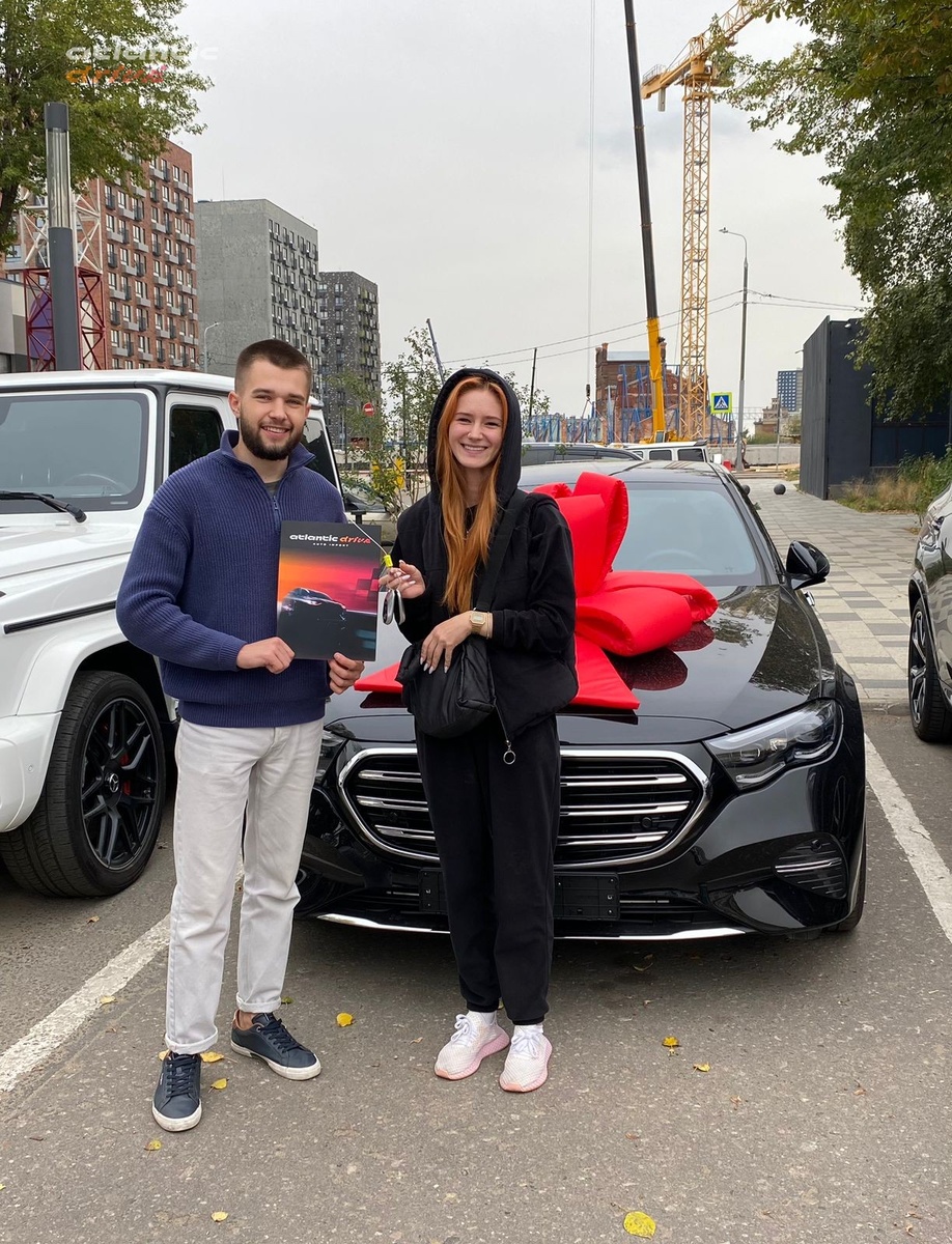 На нЕскольких фото одни и те же, персонажи🤦🏼‍♂️