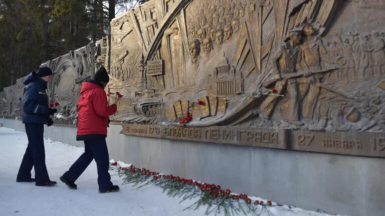 Участники церемонии возложения цветов по случаю годовщины освобождения