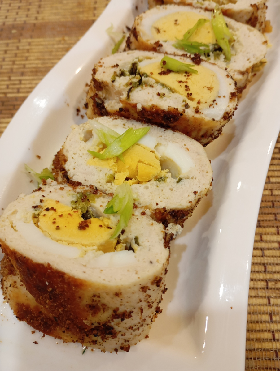 Куриный рулет с яйцами