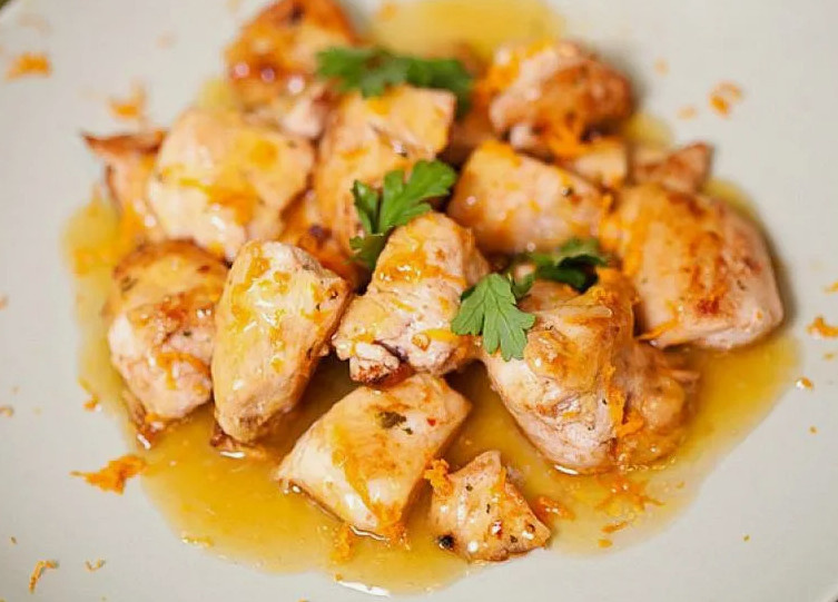 Подача курицы в апельсиновым соусе