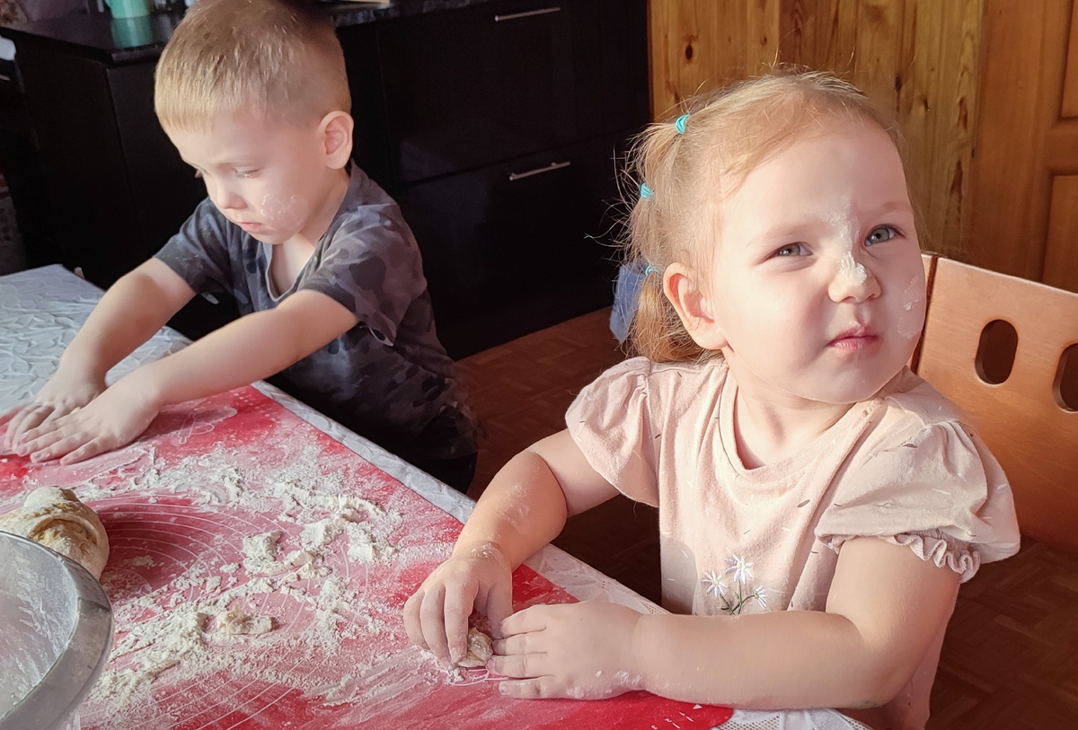 Самые рьяные мамины помощники 😁. Дима с Мией замешивают тесто