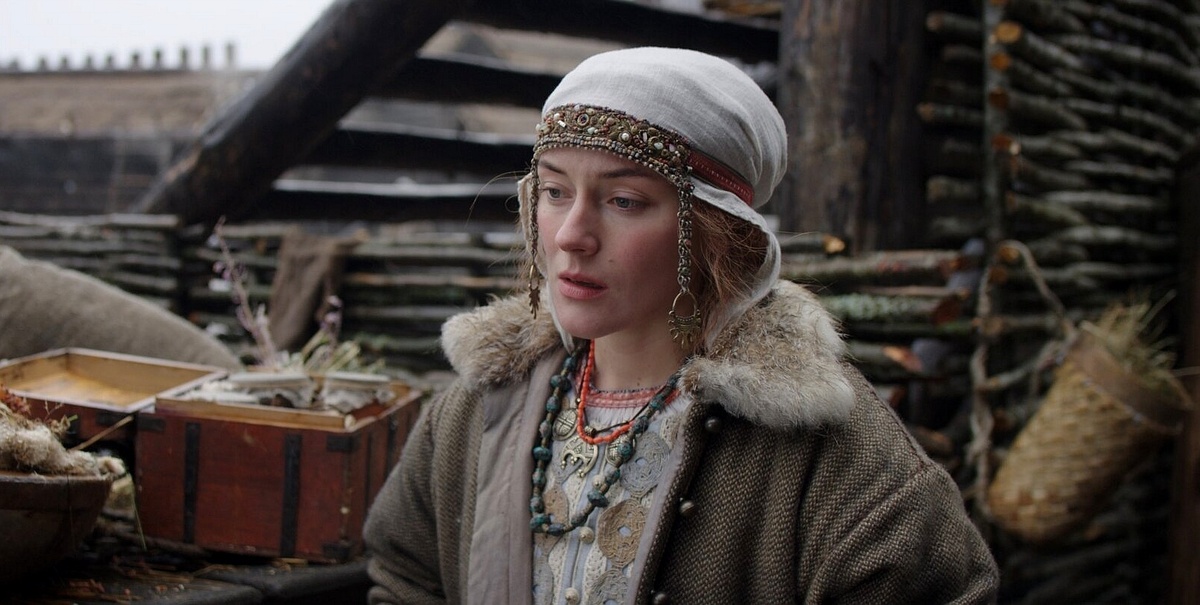 Молодая знахарка, дочь ювелирного дела мастера. Кадр из фильма.