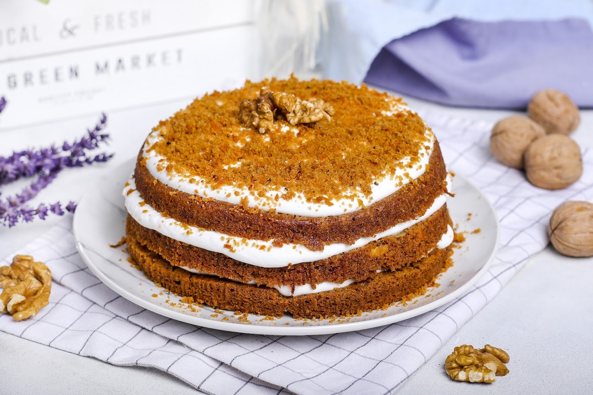 Постный морковный торт с кокосовым кремом и грецкими орехами