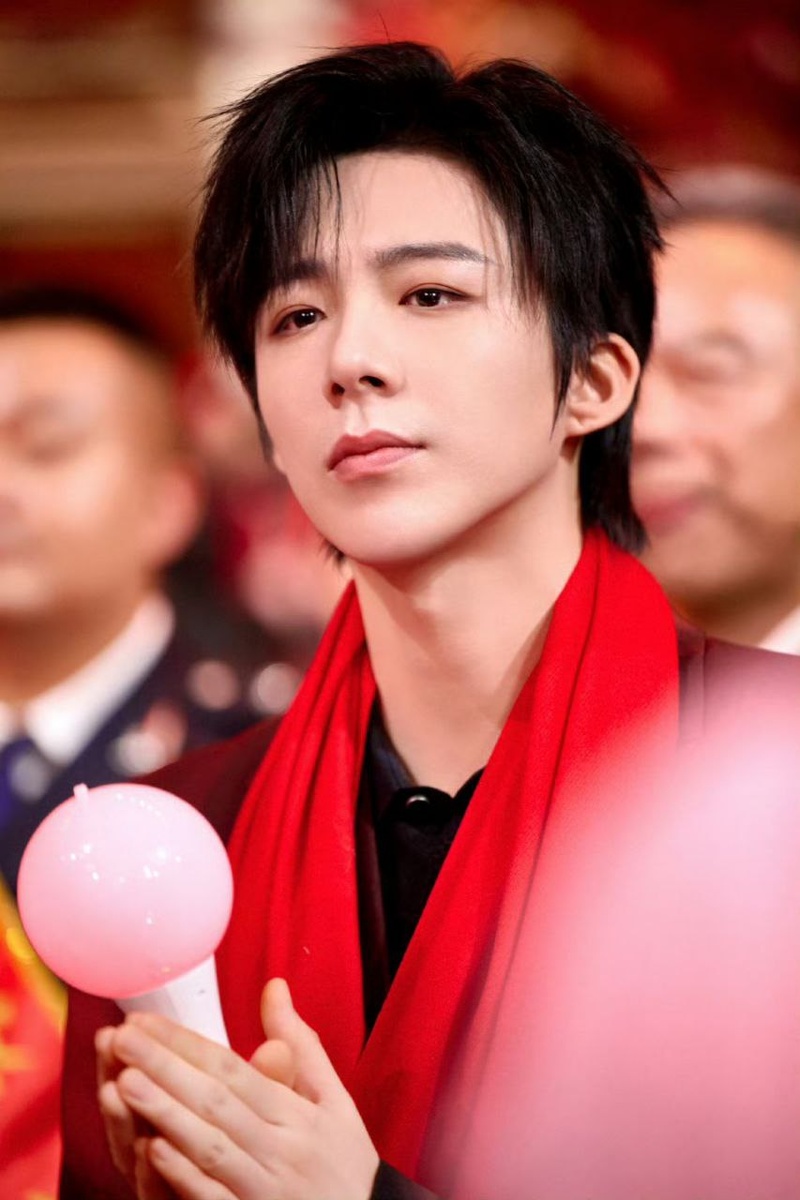 Актёр, певец Лю Юйнин