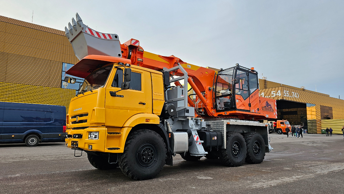 Экскаватор-планировщик СТАРАТЕЛЬ (УДС-4321-5) на шасси КАМАЗ-43118 (6х6)