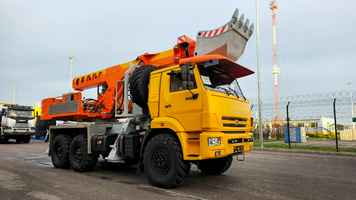 Экскаватор-планировщик СТАРАТЕЛЬ (УДС-4321-5) на шасси КАМАЗ-43118 (6х6)