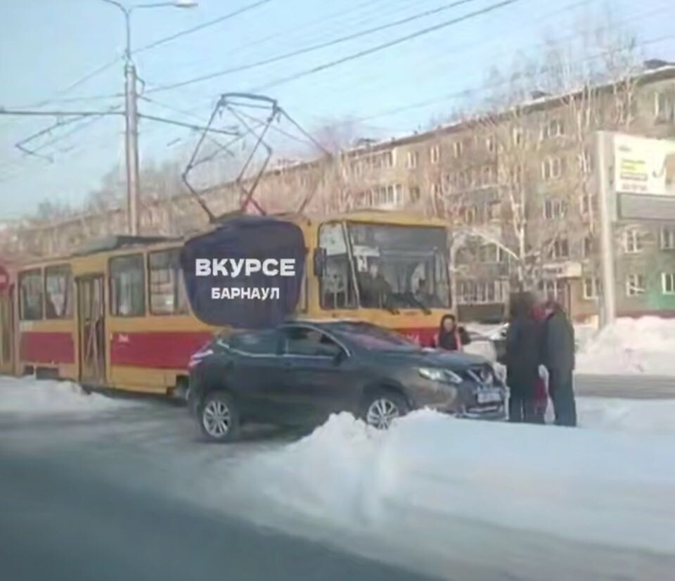    ДТП с трамваем в Барнауле. Источник: "В курсе 22"