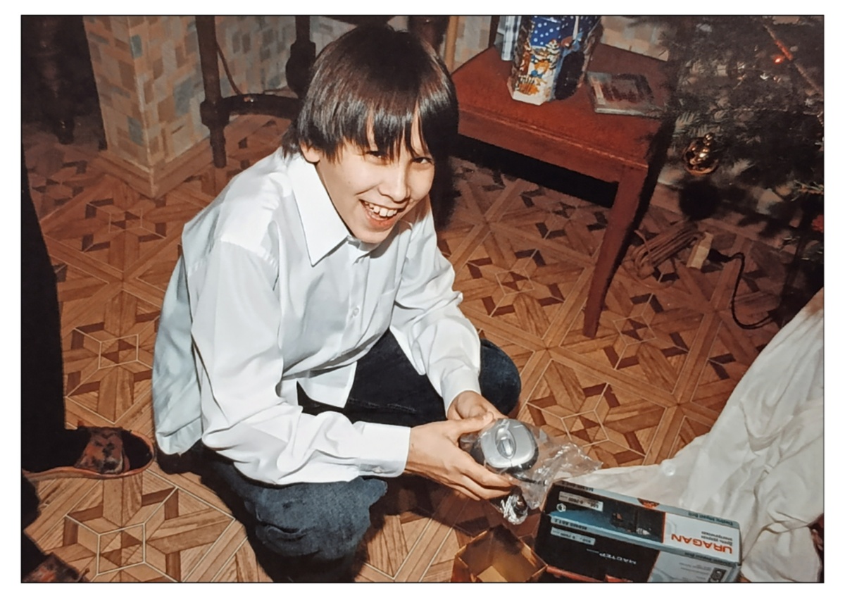 Амир с подарком от Деда мороза - частью целого настоящего комтьютера компьютерной мышкой!