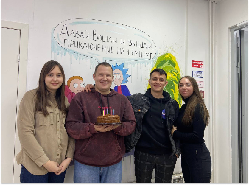 Фото с моего первого дня работы в Самокате. Открытие нового ЦФЗ. Молодые, красивые. Эх.