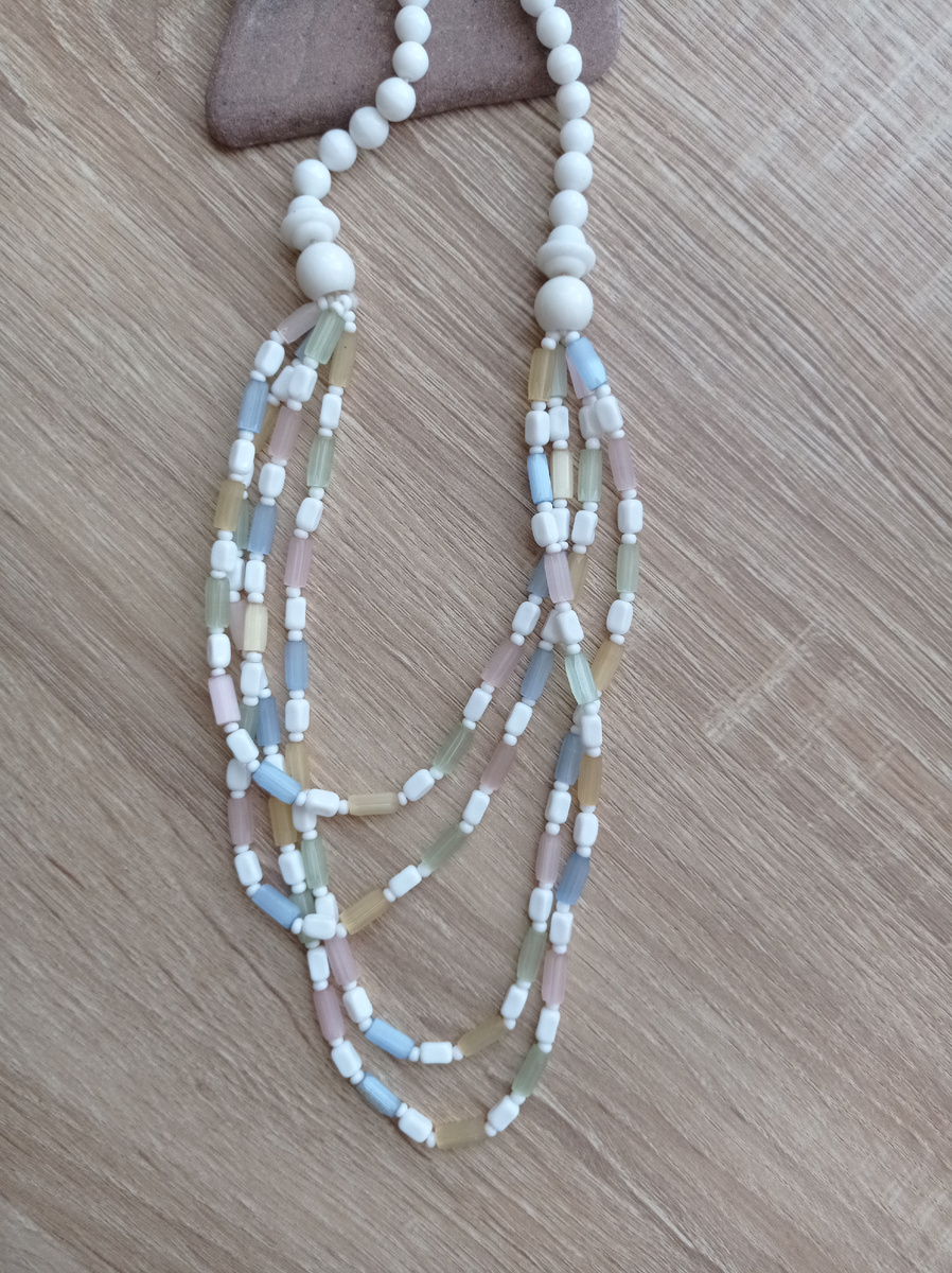 Колье. Матовые стеклянные бусины скомпонованы с разноцветными бусинами сатинового стекла. 