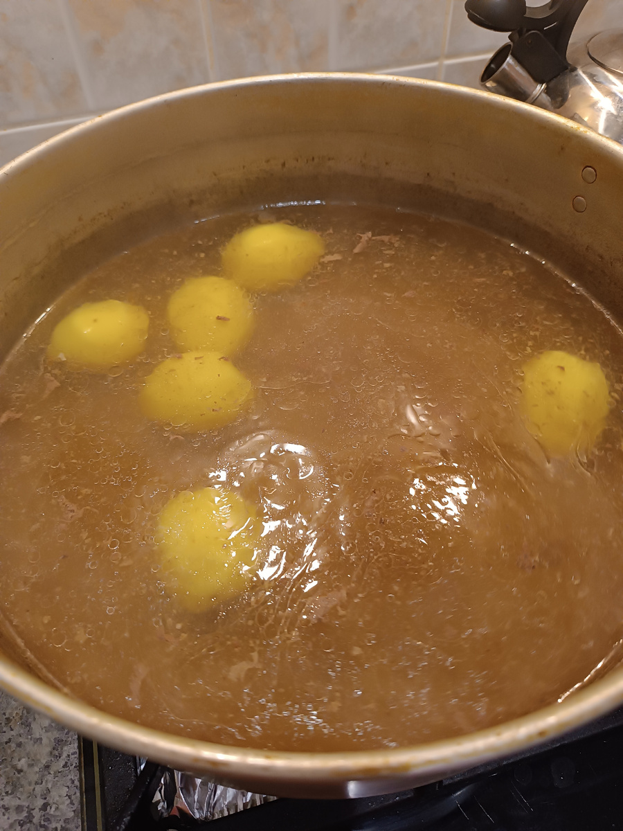 Бульон получился красивый, насыщенный. 