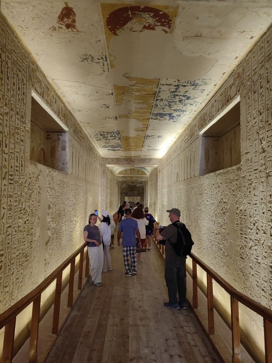 Длинный коридор, ведущий в погребальную камеру