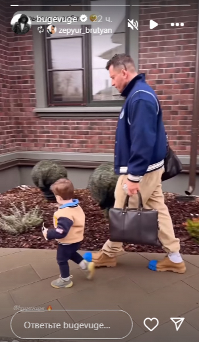 Павел Прилучный с сыном Микаэлем на прогулке. Фото: соцсети