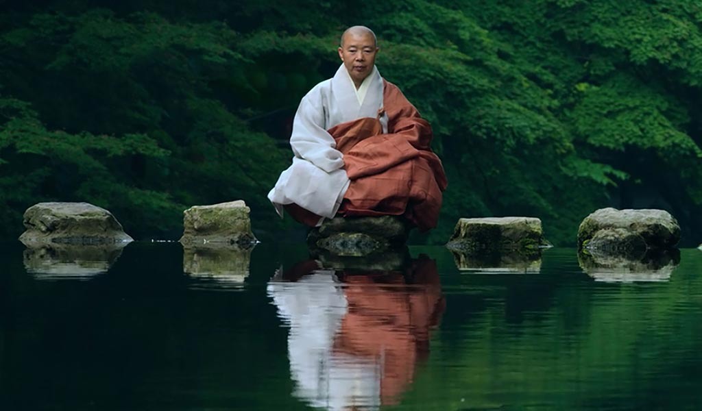 Сидит, смотрит на воду. Дзенский монах.