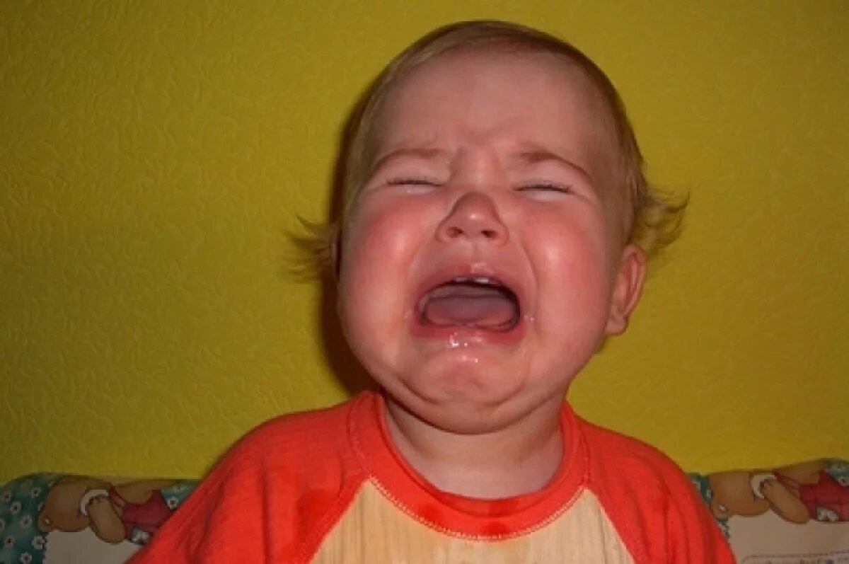    В Уфе 2-летний мальчик застрял в диване на глазах у мамы