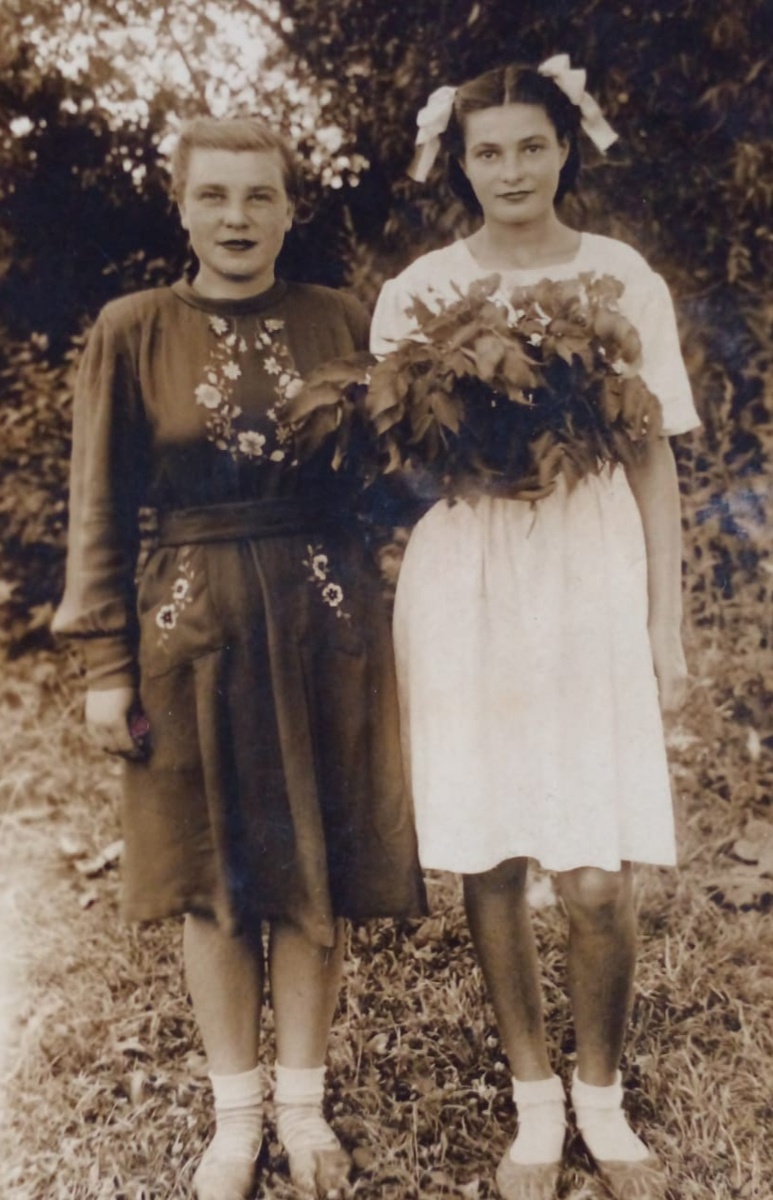 1950 год, 7 класс. Лида слева.