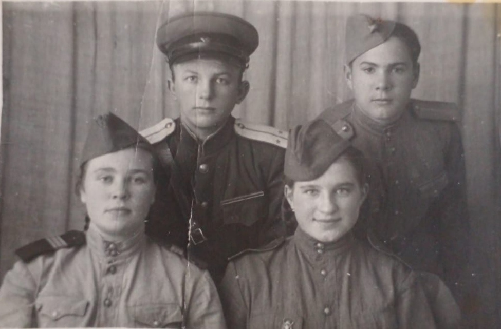 1952 год. Лида играла в школьном спектакле " Их было трое". Лида слева