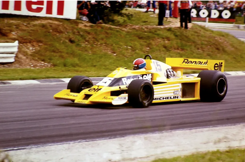 Компания Renault внедрила турбонаддув в Формулу-1 в 1977 году. Поначалу это казалось шуткой, но к началу 1980-х они уже регулярно побеждали в гонках. [Авторство: Мартин Ли]