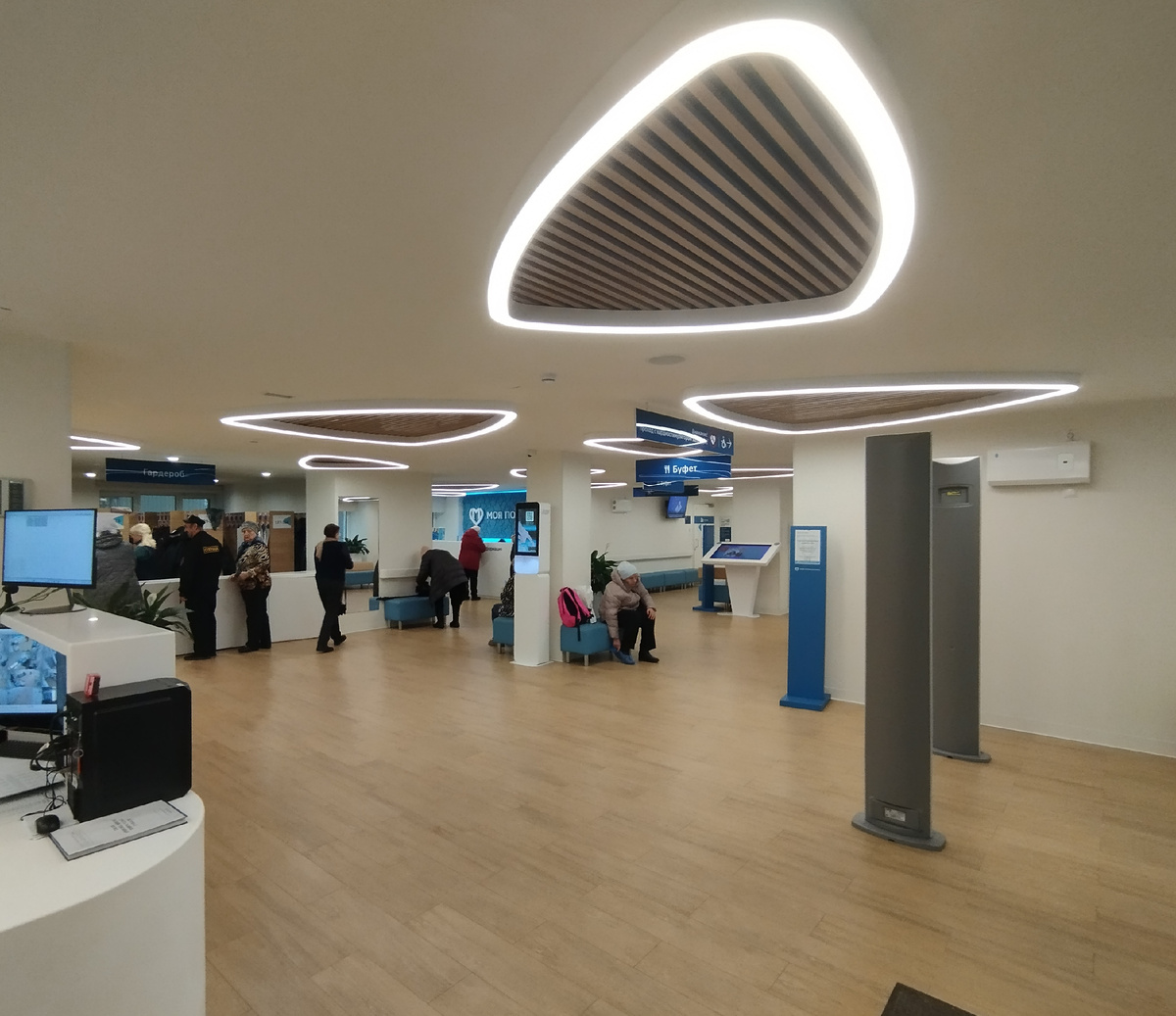 Поликлиника ГБУЗ ДЦ 5 ДЗМ. Холл первого этажа. Фото автора.