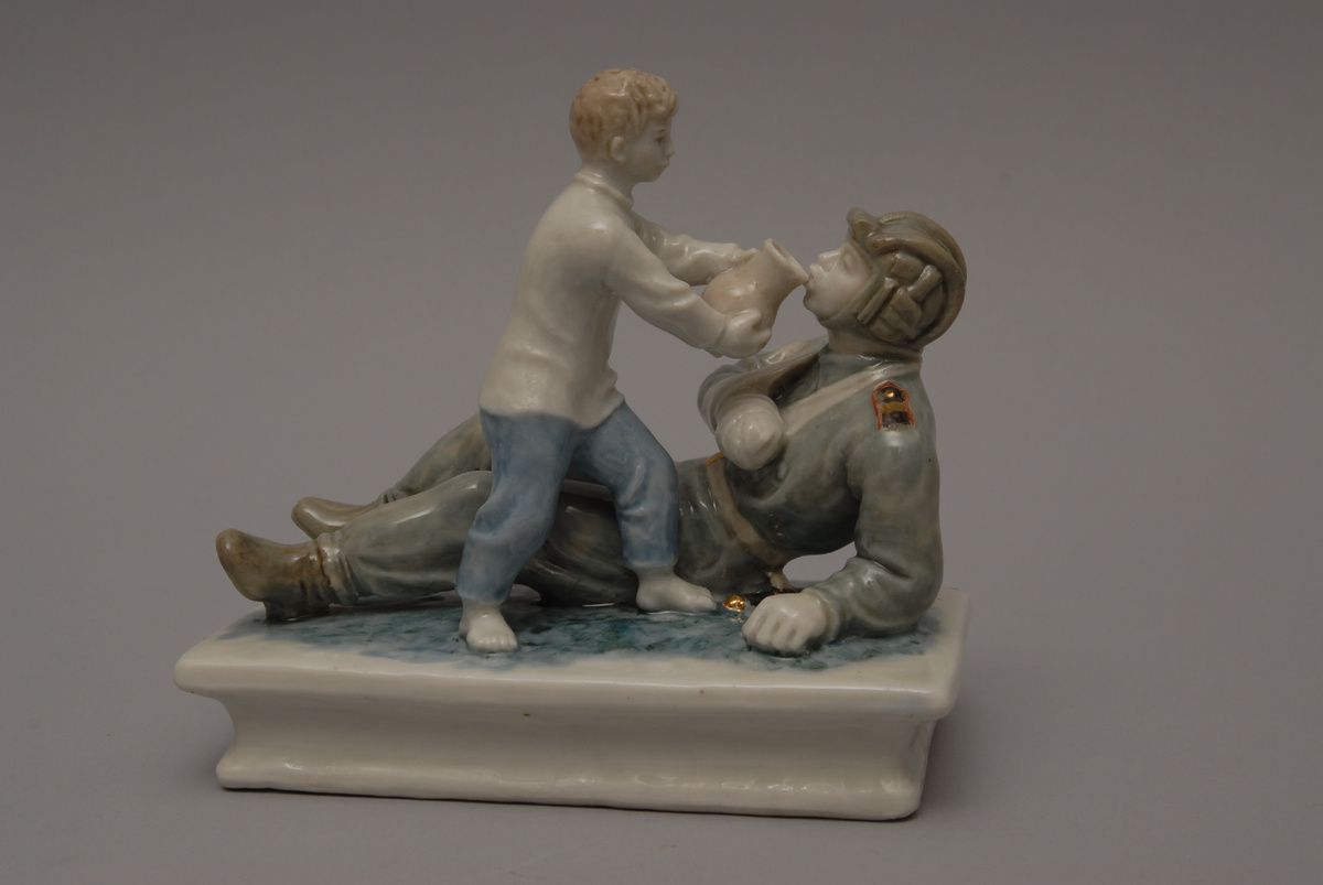 Алексей Сотников. Скульптура «Помощь раненому танкисту». 1945. Дулёво. Высота 13,7 см. Государственный музей керамики в Кусково / ГМК КП 6553. Госкаталог: 7513858.