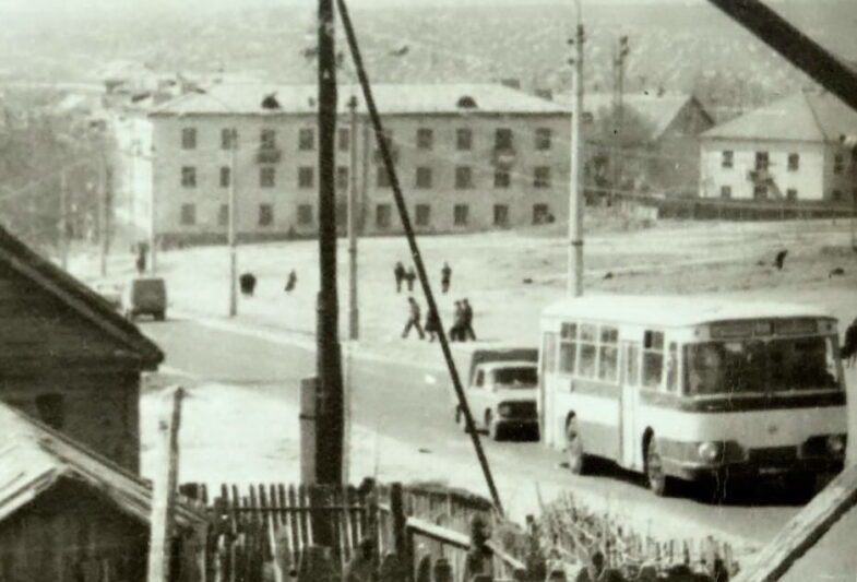    ЛиАЗ-677 в Камышине на улице Некрасова (конец 1970-х)