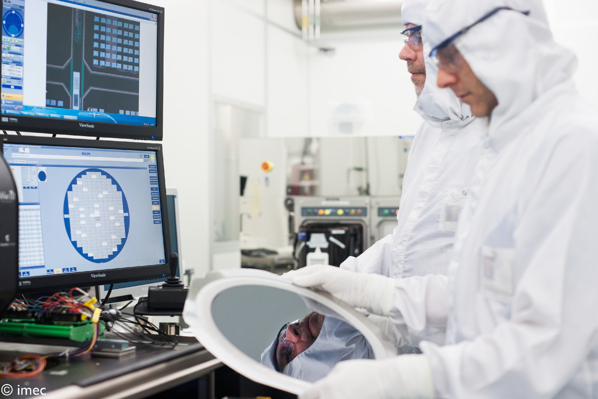 В процессе изготовления полупроводниковой пластины с микрочипами на полупроводниковой фабрике задействовано огромное количество разнообразного оборудования. Изображение: imec.com