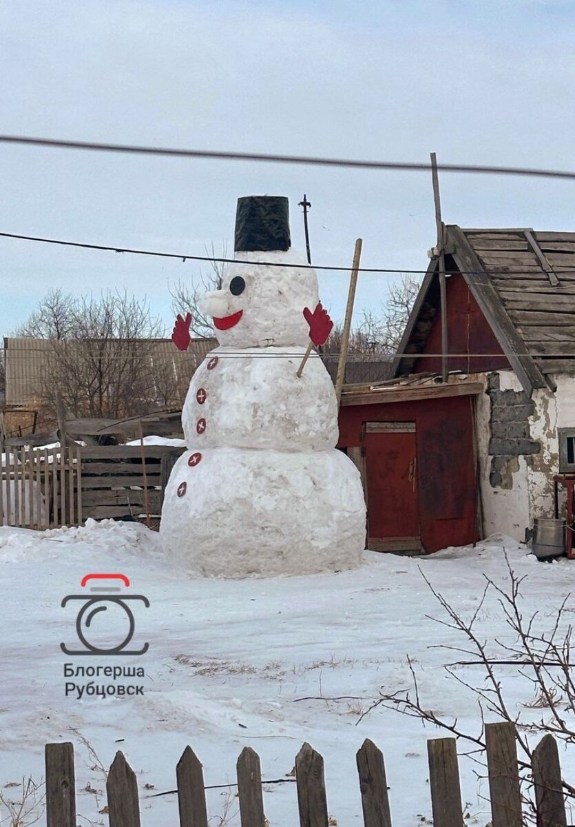    Большой снеговик. Источник: "Блогерша Рубцовск"