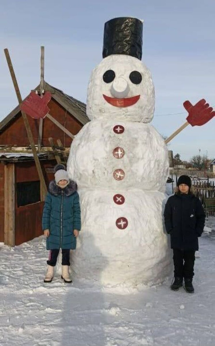   Большой снеговик. Источник: "Блогерша Рубцовск"