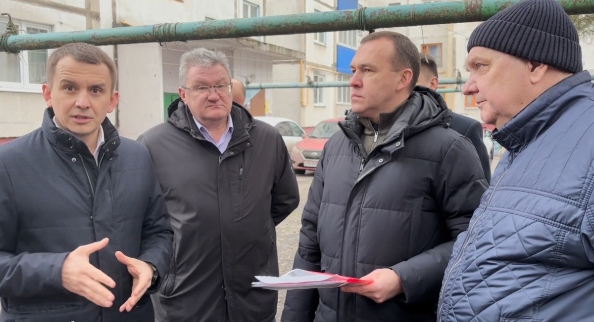    Мэр Курска осмотрел территорию перед спортивной школой «Виктория» на улице Менделеева