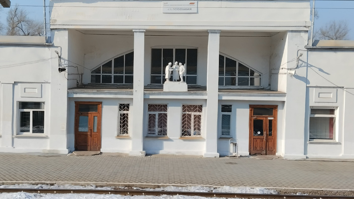 Ленин и революционеры на фасаде старого вокзала ст. Угольная, г. Владивосток