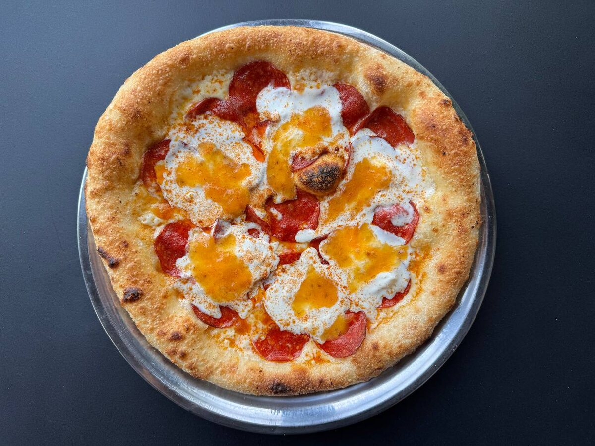 Например вот сезонная пицца из Бекки бар, которая готовится с хурмой 