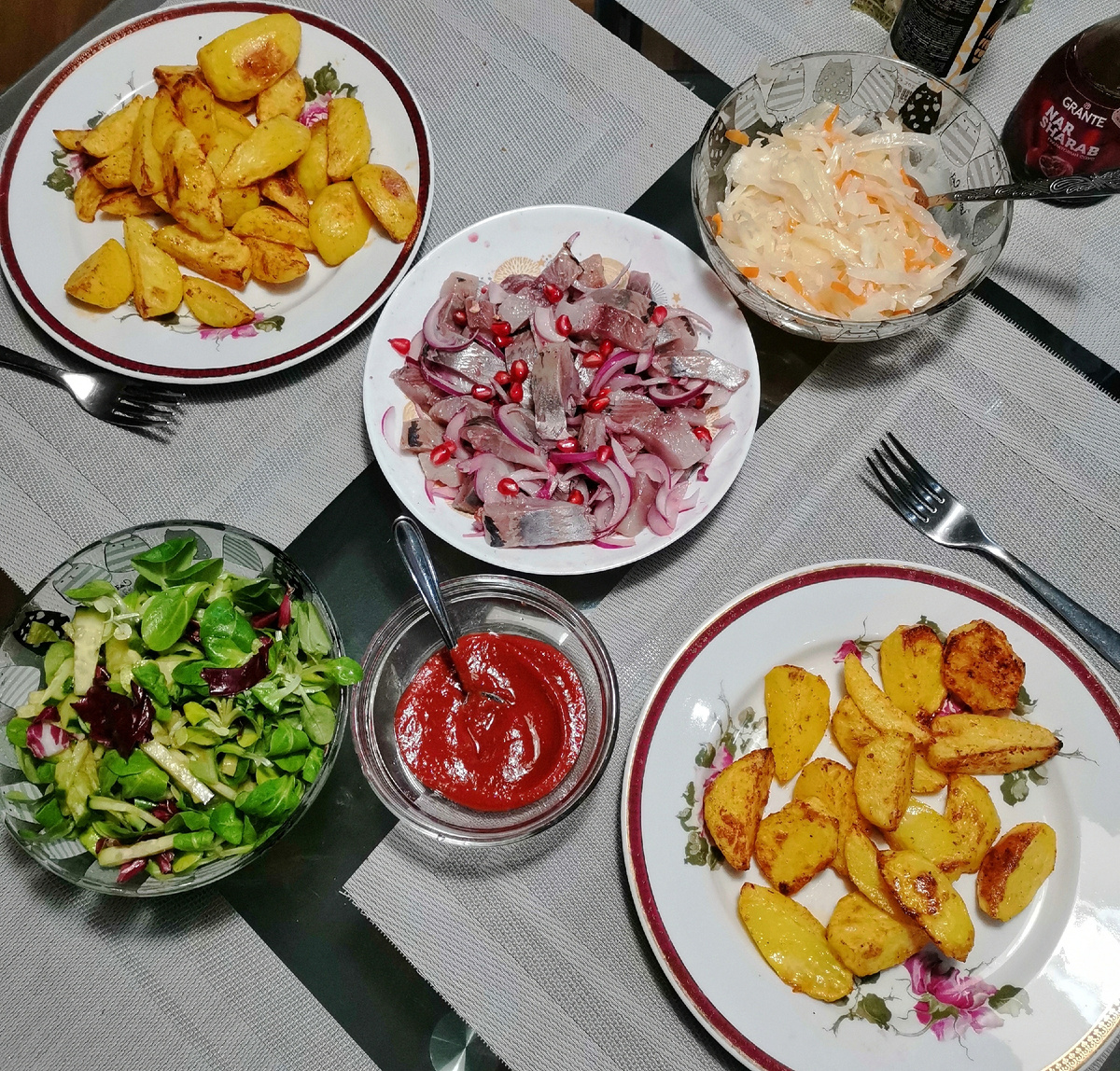 Селёдка с гранатом и картошкой по деревенски 