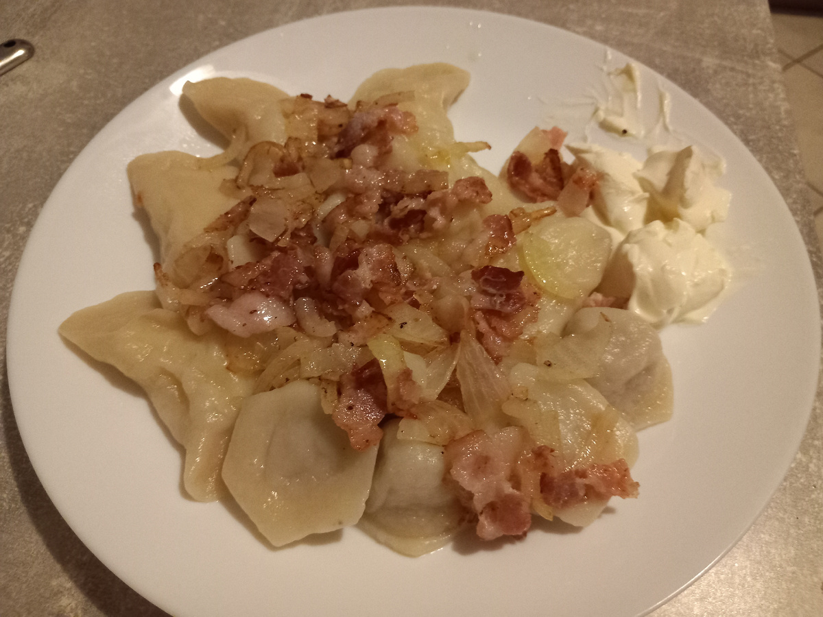 Лук, обжаренный с беконом