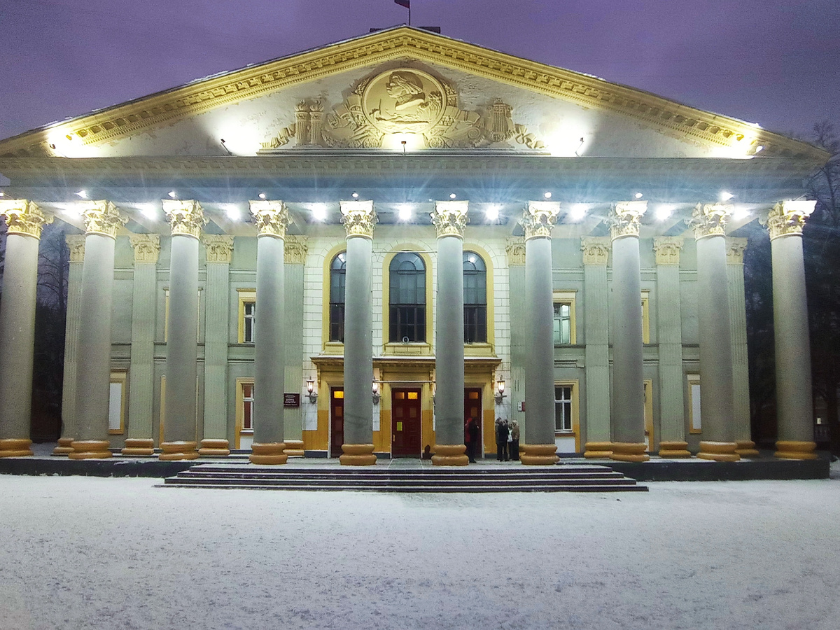 В вечернее время здание красиво подсвечивается  