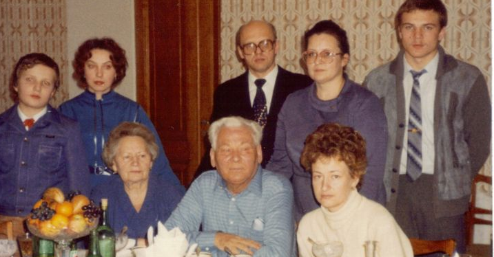 Черненко с семьёй. Источник: gensek.ru