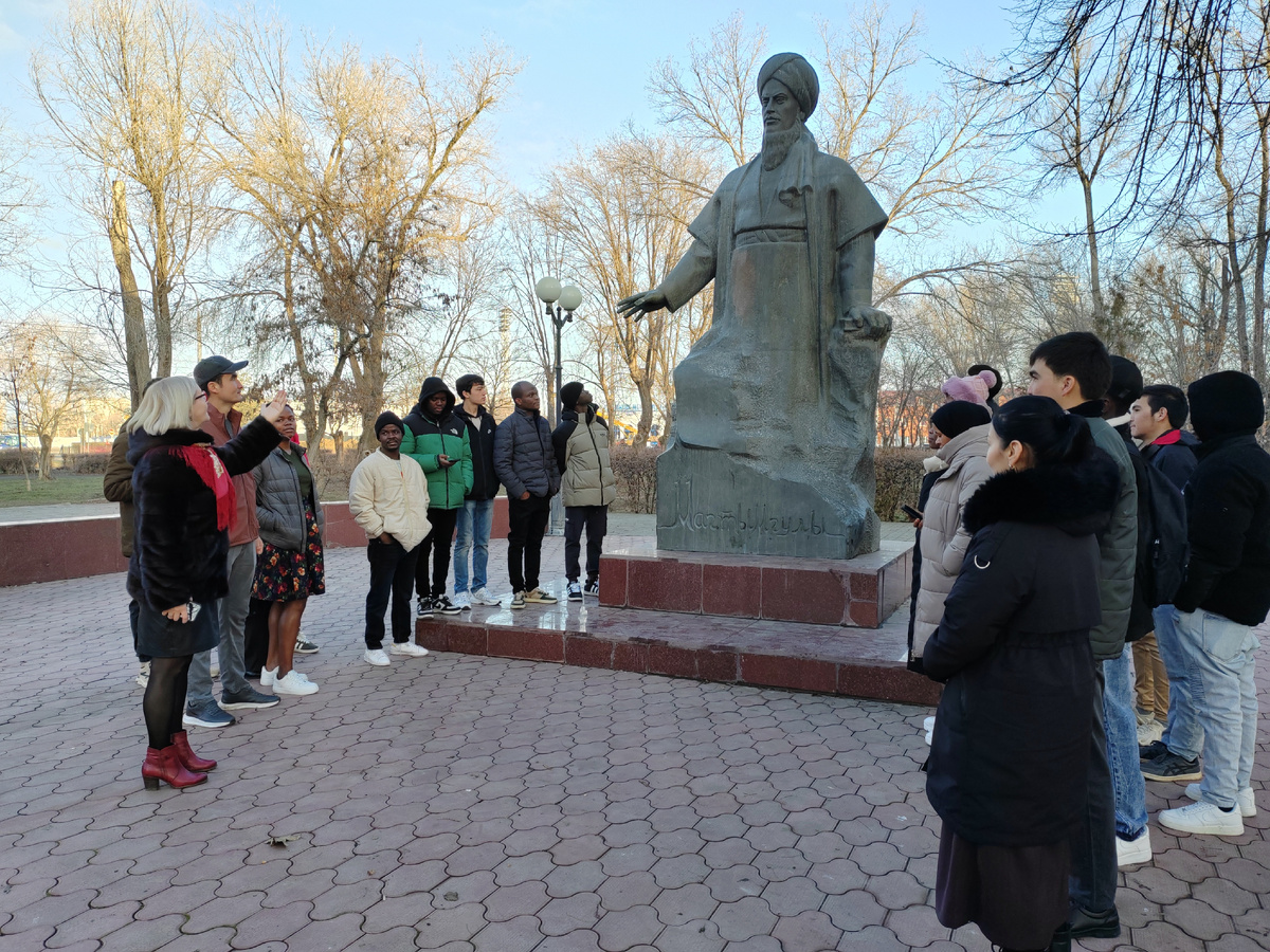 Преподаватели и слушатели подготовительного факультета иностранных граждан АГТУ. 2025 г. 