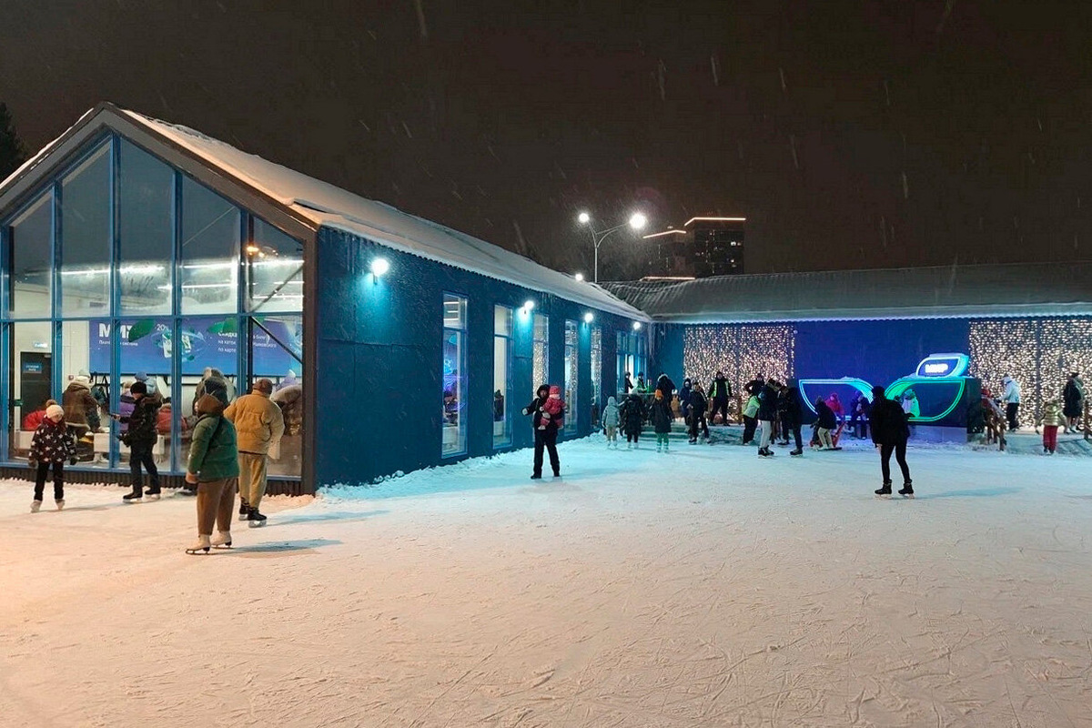 На катке «Северное сияние» есть два островка для отдыха, детская зона и фудкорт с трдельниками и закусками. Фото: Максим К. / Яндекс Карты