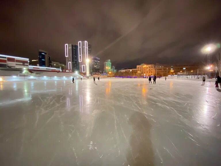 Изюминка катка — превосходное качество льда. За покрытием внимательно следят и заливают три раза в день. Фото: Станислав / Яндекс Карты