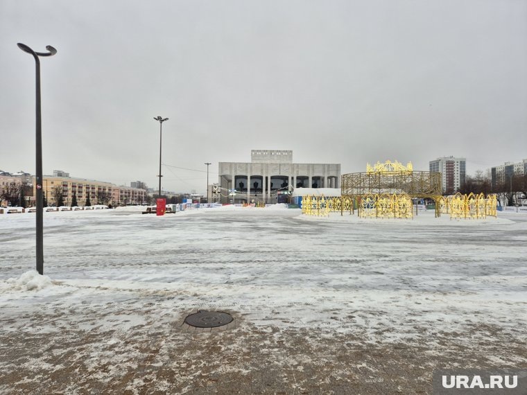 У Театра-Театра стало заметно чище
Фото:Руслан Яроцкий © URA.RU