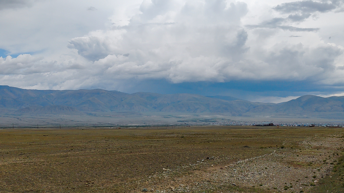 Чуйская степь и село на горизонте Новый Бельтир