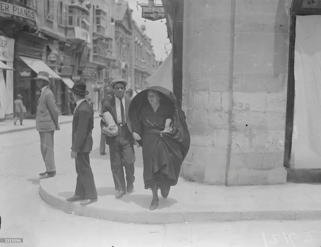 Мальта конца 20-х -начала 30-х годово ХХ века. На женщине идущей по улице - фальделла или онелла, обязательный атрибут женского костюма вплоть до начала Второй мировой войны