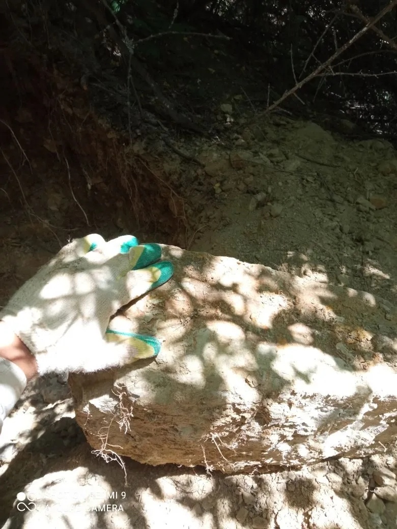 Образовался уже карьер, с опасностью обвала...