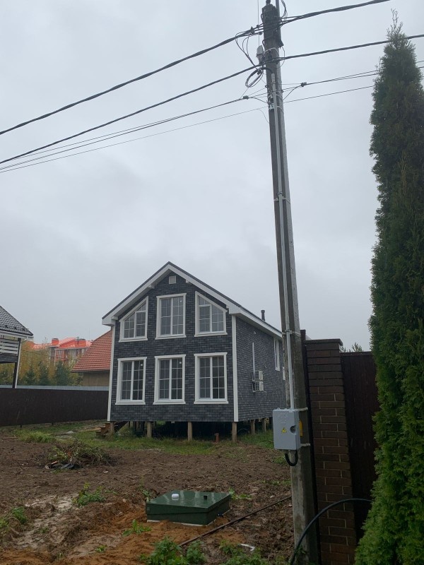 Эту фотку я рассылала знакомым. Кто был в теме нашей эпопеи радовались за наш столб вместе с нами.