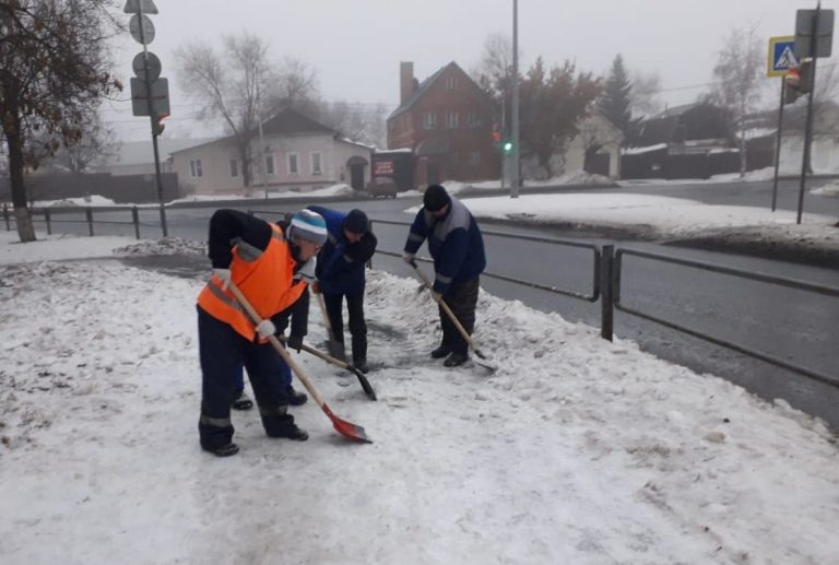    78 коммунальщиков очищают улицы Оренбурга от снега Оренбуржье