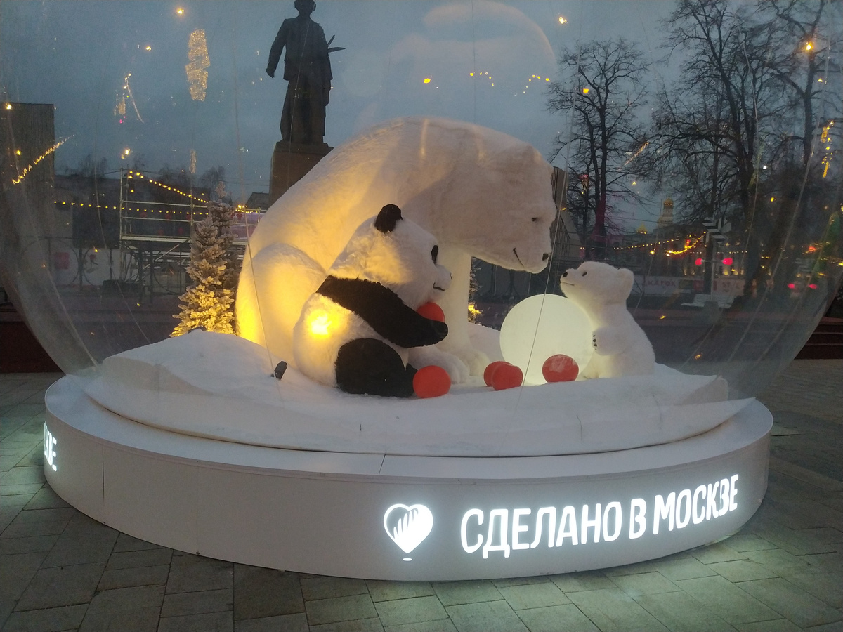 Как украсили Болотную площадь к Китайскому Новому Году 2025