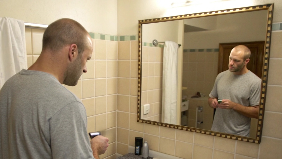 На меня смотрел человек, который больше не мог притворяться. 