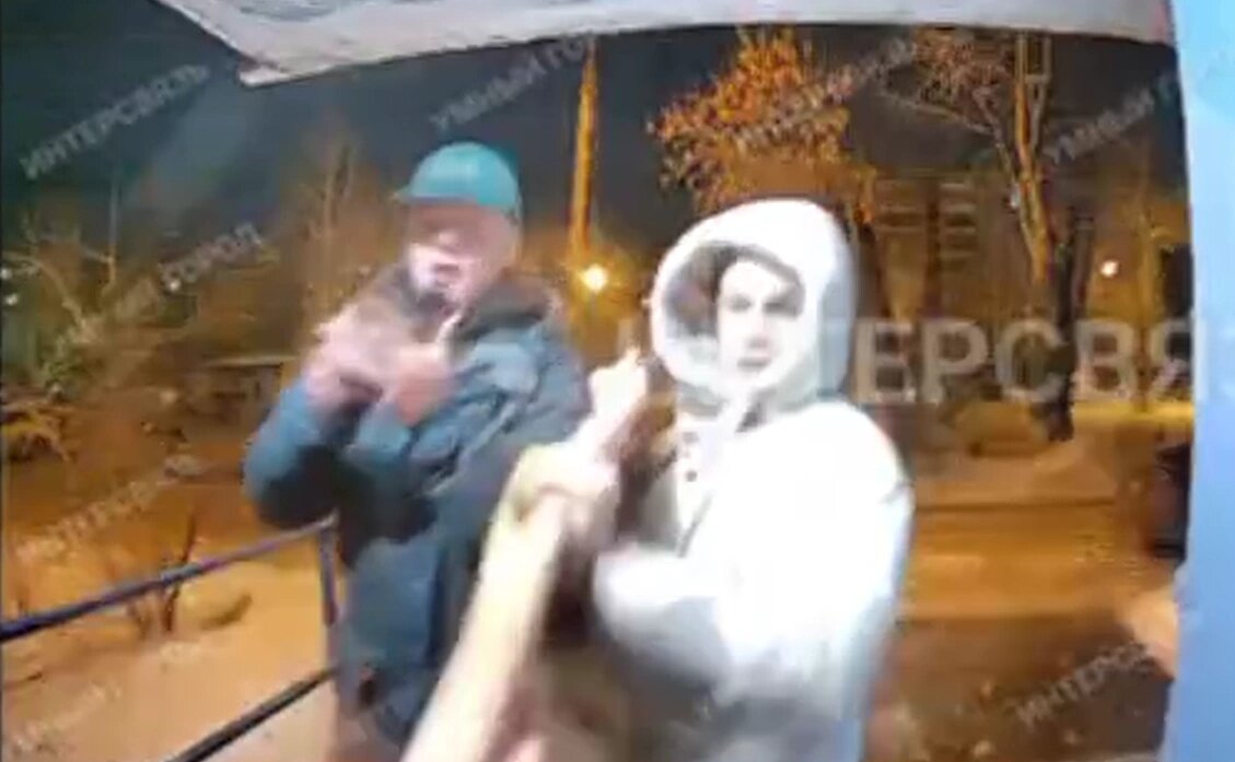 Парни с флагом набросились на случайного встречного