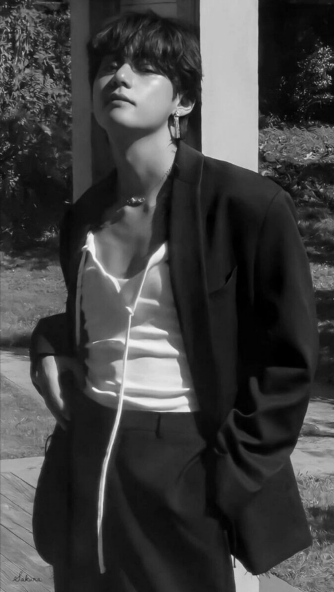 Ким Тэхён очень красиво и эстетично демонстрирует неправильную осанку. Продолжу, как вернусь из обморока. 🙋‍♀️