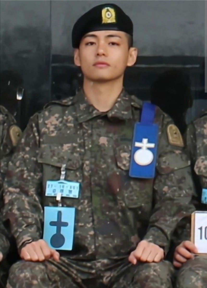 Спина прямая, подбородок параллелен полу! Плечи немного впереди, но сделаем скидку на начало службы и позу сидя) 